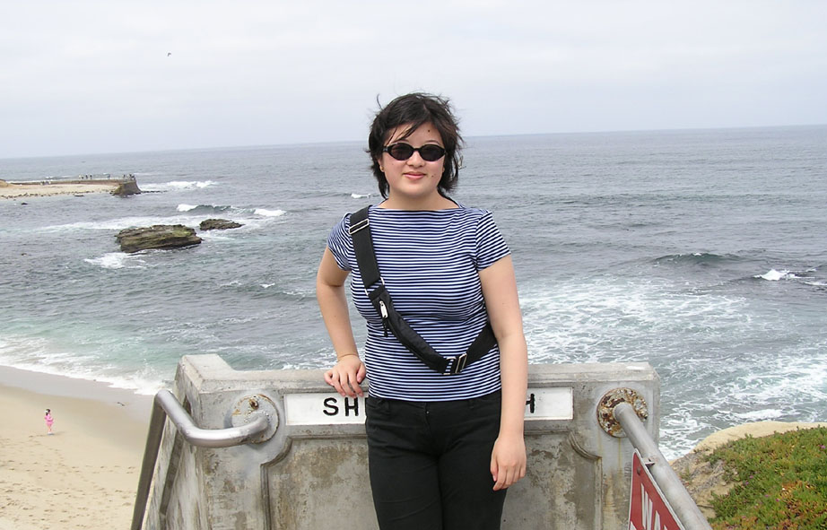 P5160050.Lisa on the shore