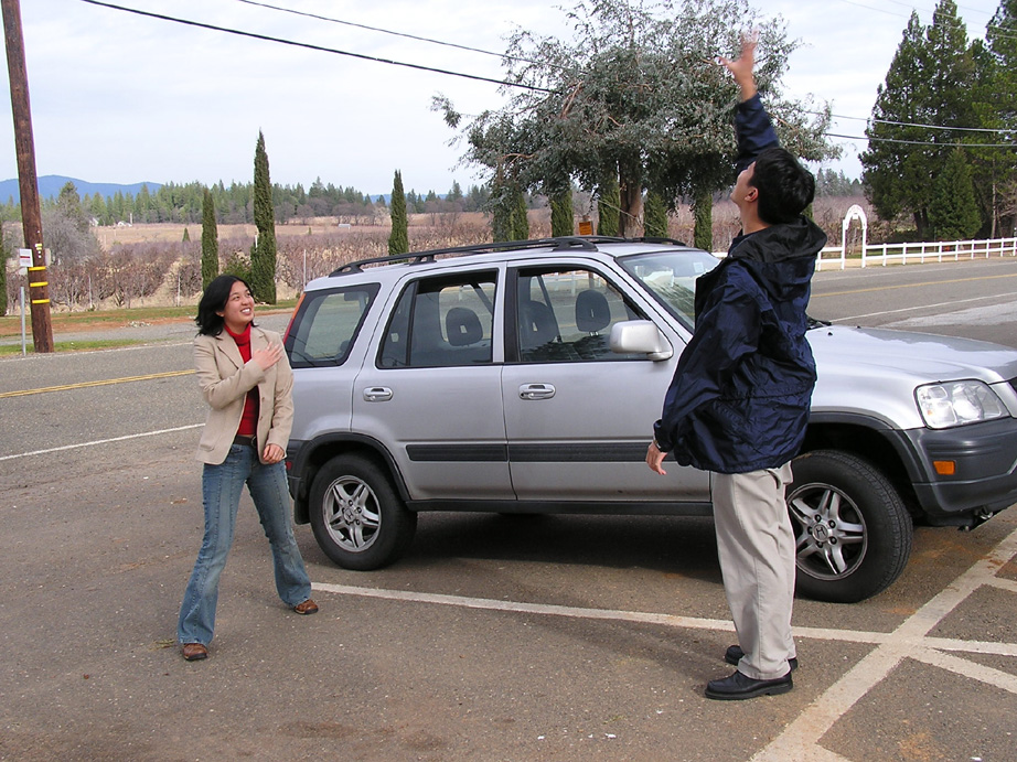 P2140003.Playing catch