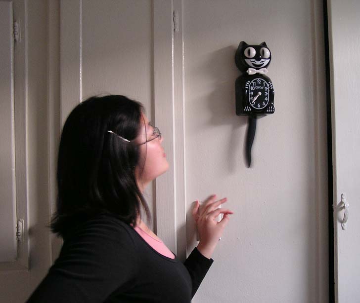 P4100034.Girl and cat clock