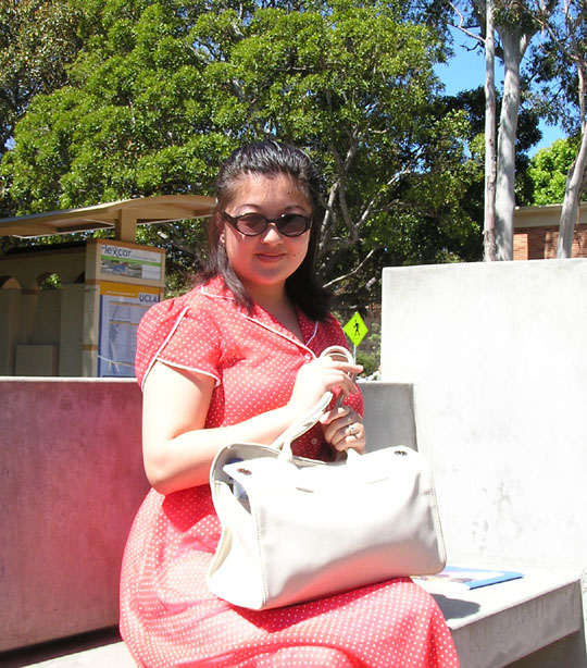 P6170009.Looking like a lady at the train station