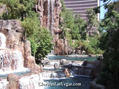 wynn-hotel-waterfall