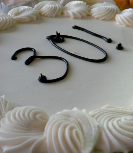 Cake with "30!" written on the white-chocolate buttercream