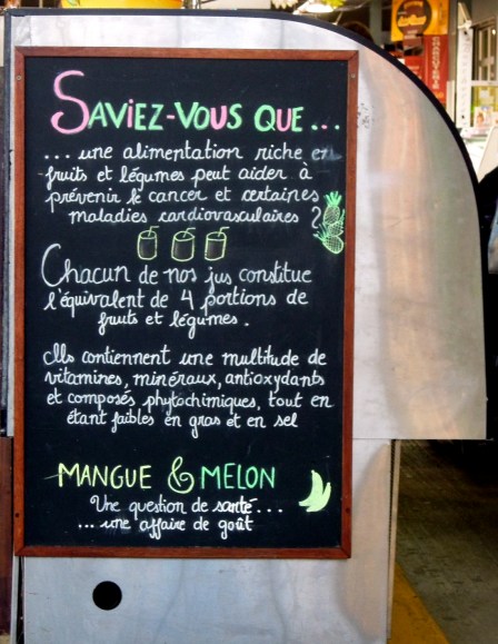 Chalkboard sign in French, about fruits and vegetables for health