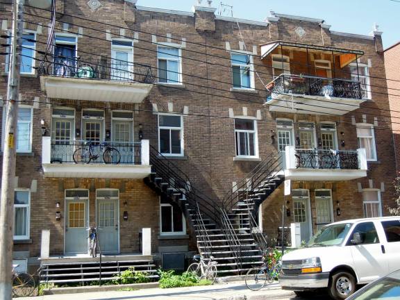 We rented an apartment in this building.