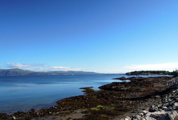 This was after we turned around and headed back toward the harbor. Looking out along the coast of Skye