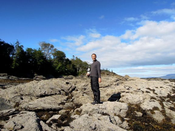 Those rocks are grey. What you're seeing is the covering of barnacles! Erik standing on the rocks