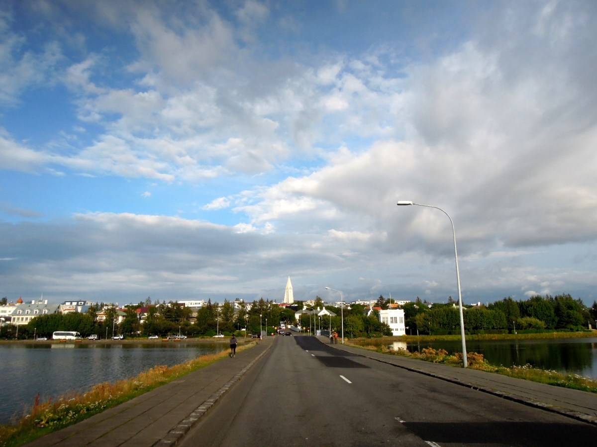 Hallgrímskirkja as seen from Skothúsvegur (the road over Tjörnin)