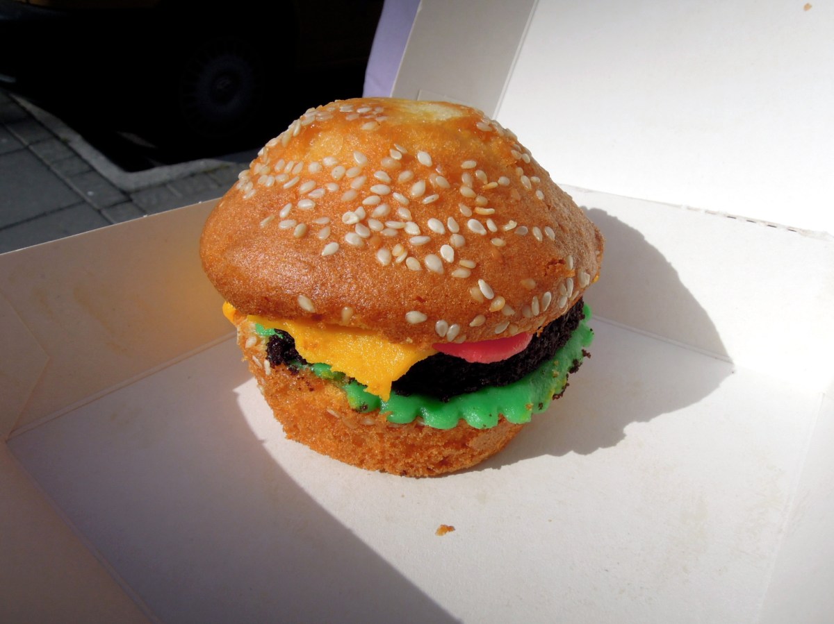 Cupcake filled and decorated to look like a hamburger