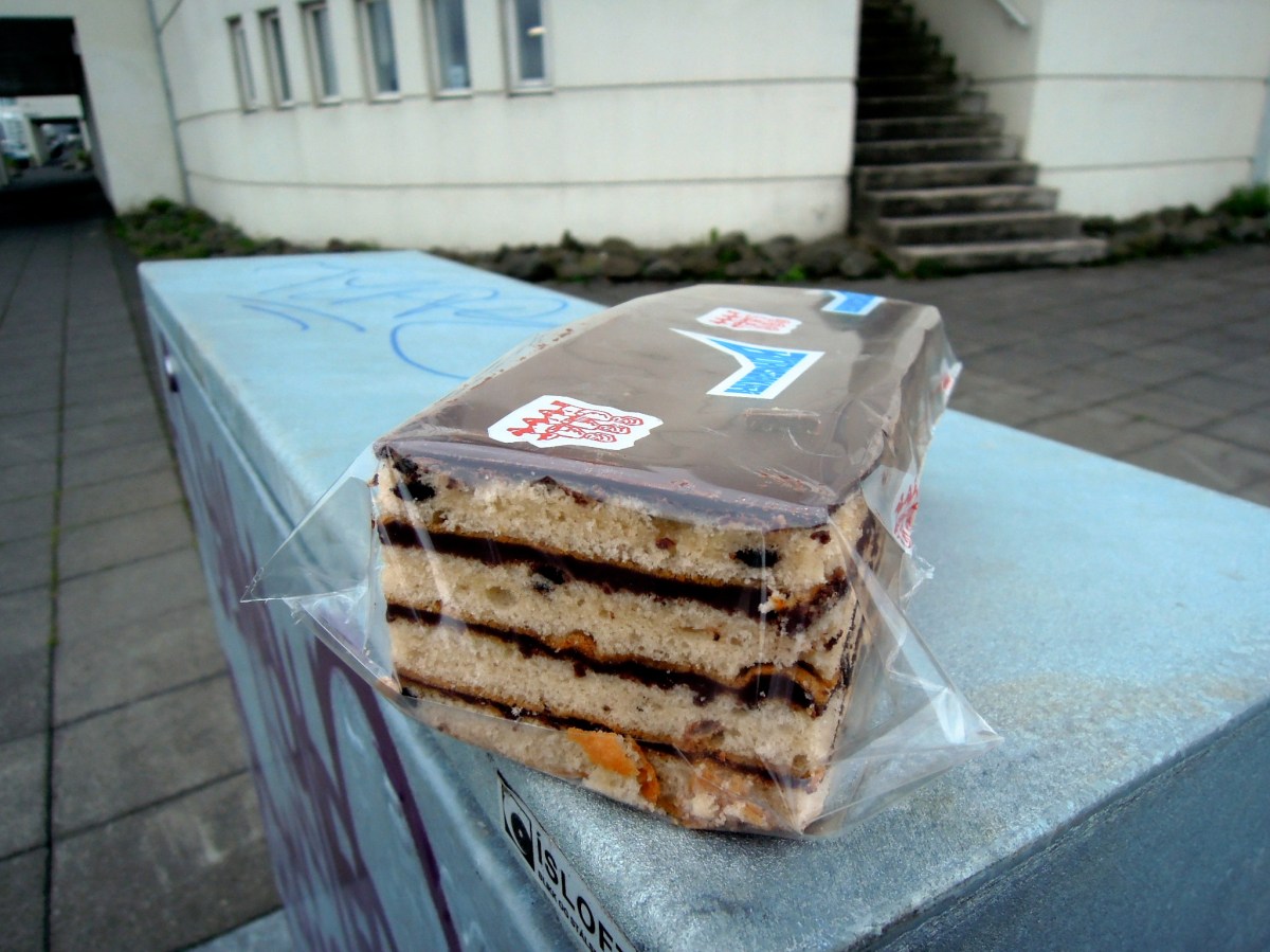 Wrapped rectangular rum layered cake from Björnsbakarí