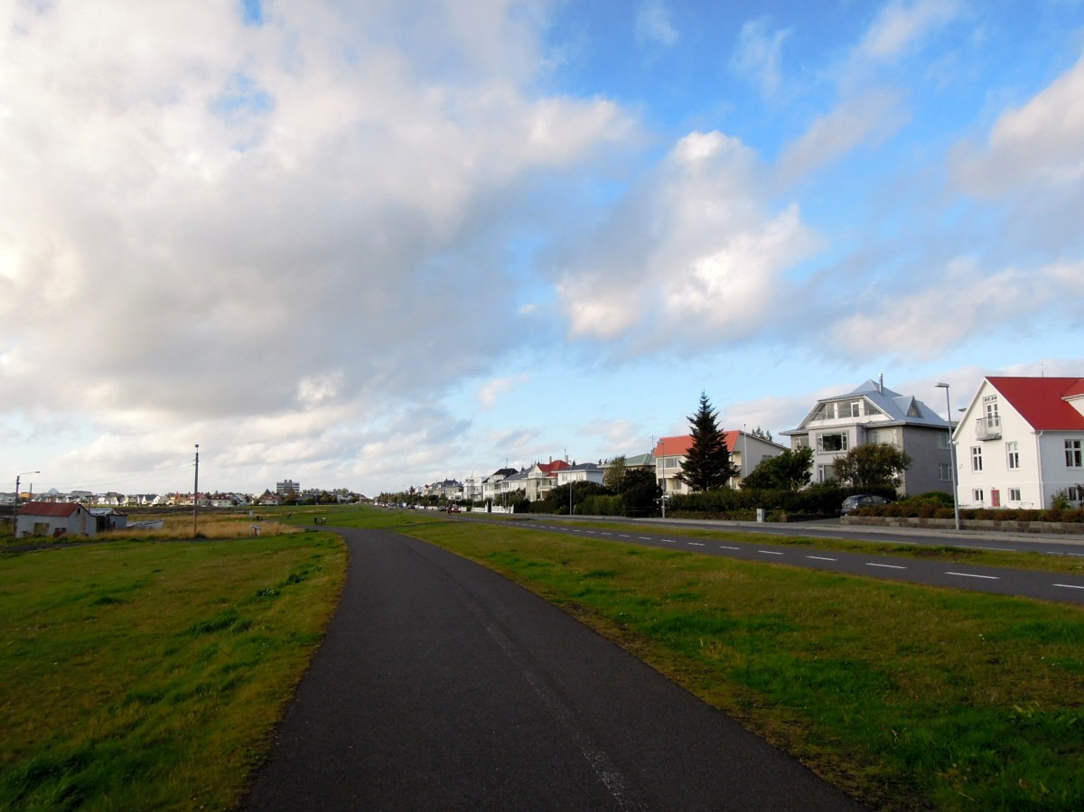 Houses along Aegisida