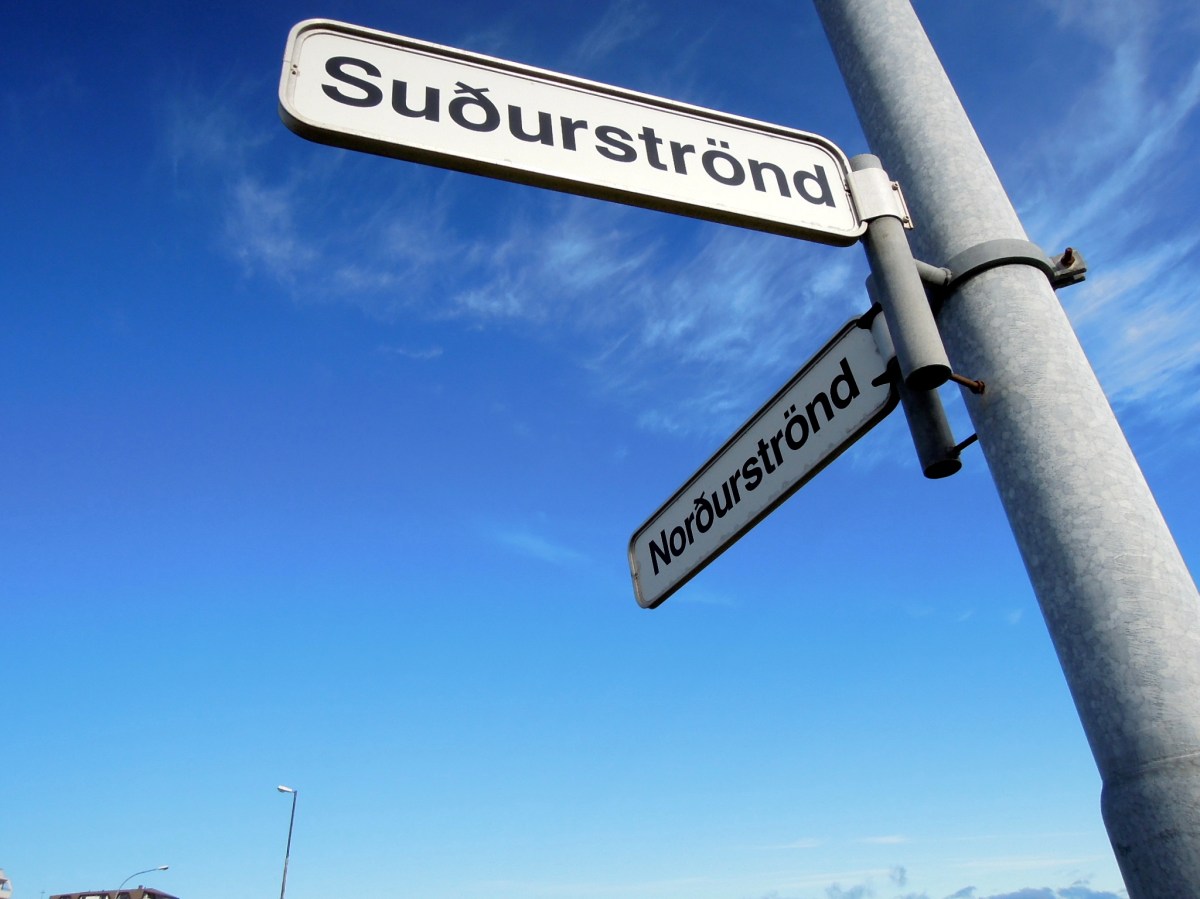 Street signs for Sudurströnd and Nordurströnd