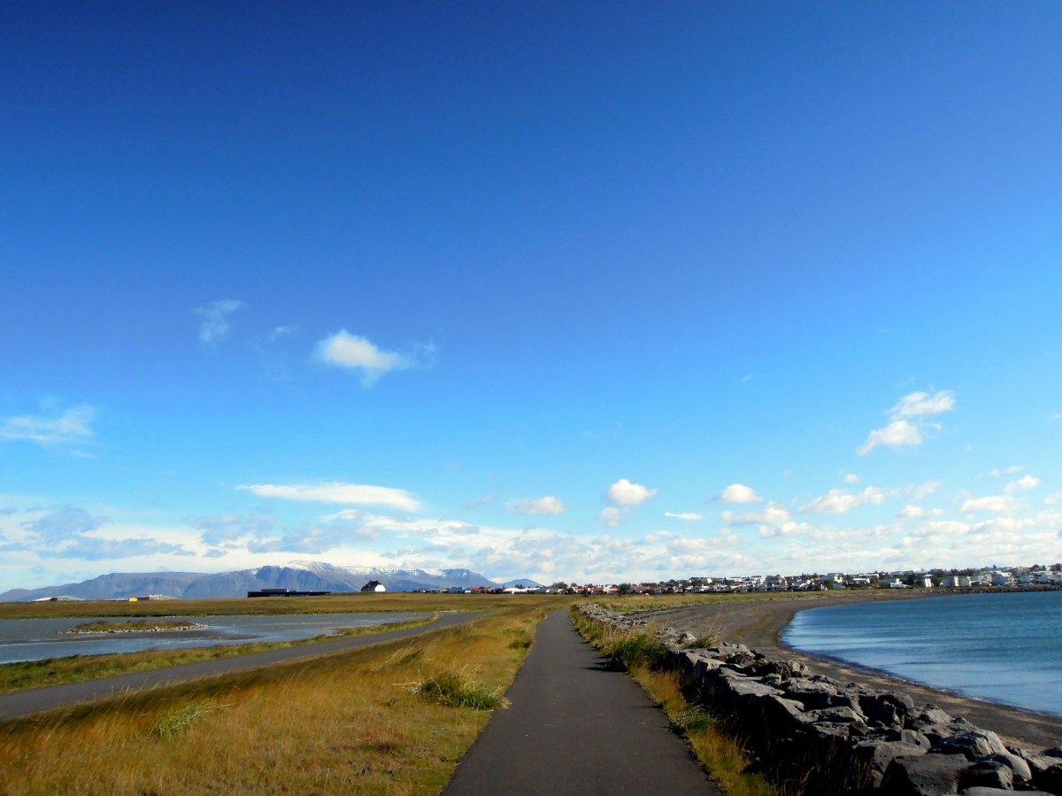 Bakkatjörn on the left, the sea on the right