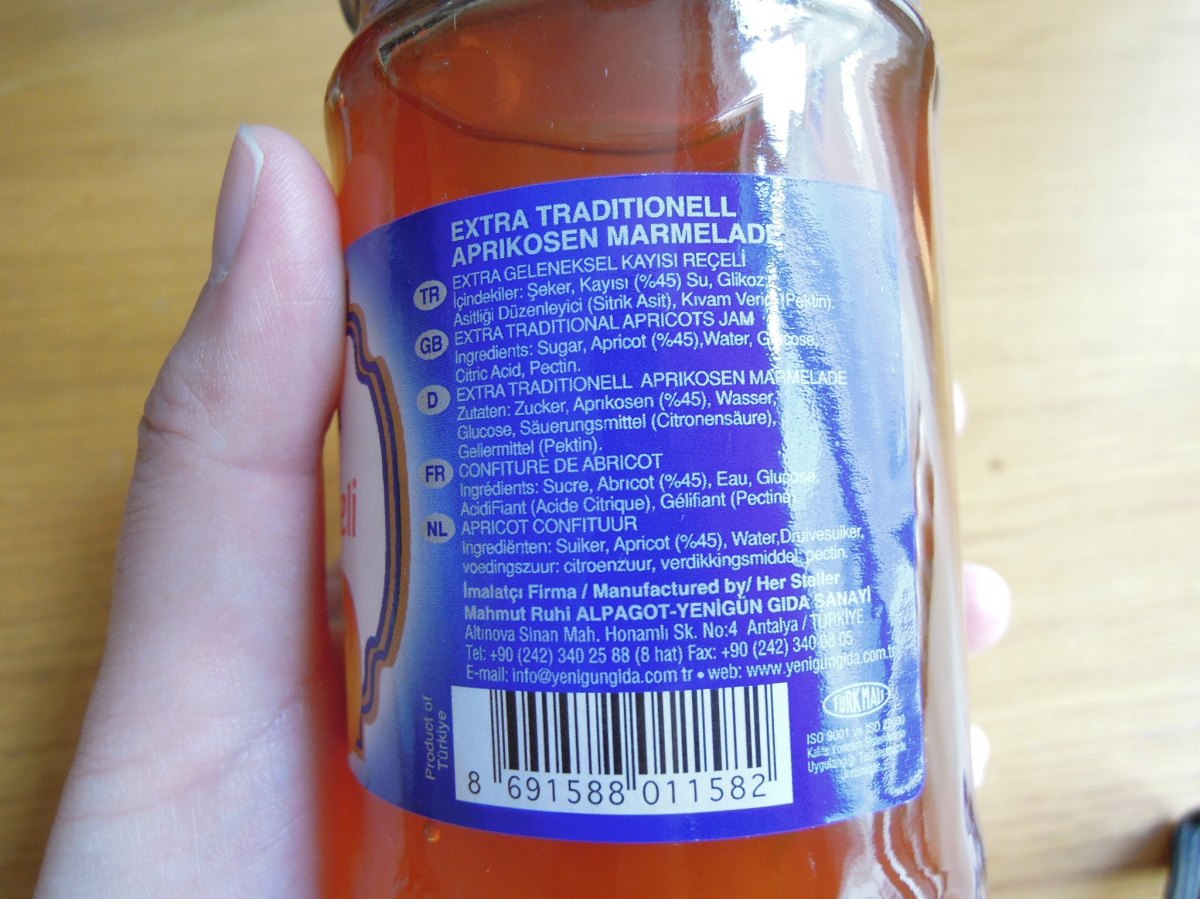 Apricot jam with ingredients listed in multiple languages