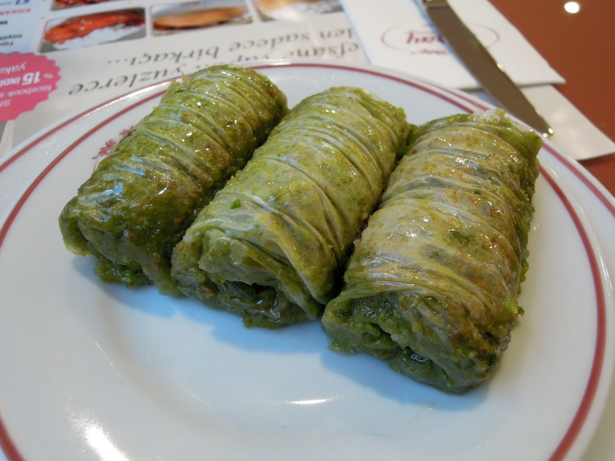 Pistachio phyllo rolls