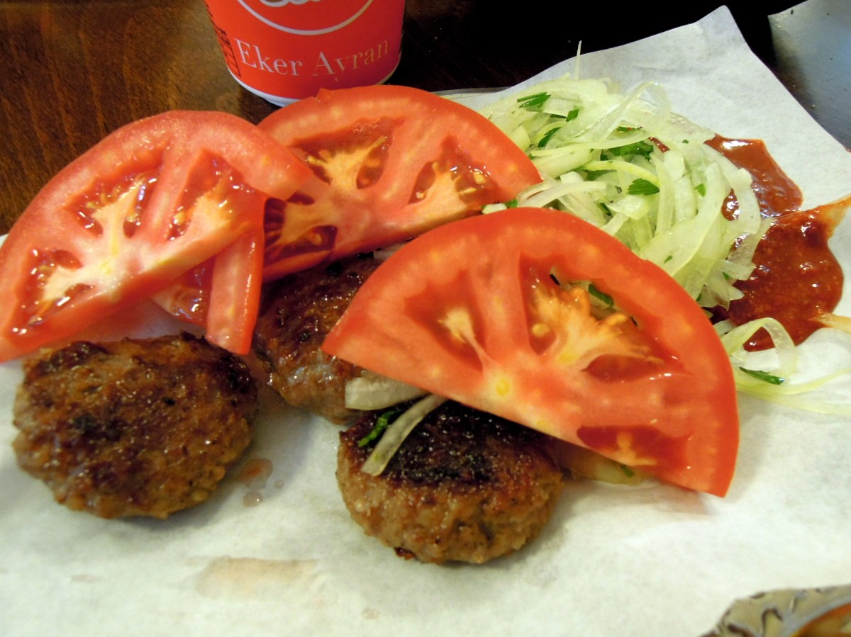 Köfte and tomatoes