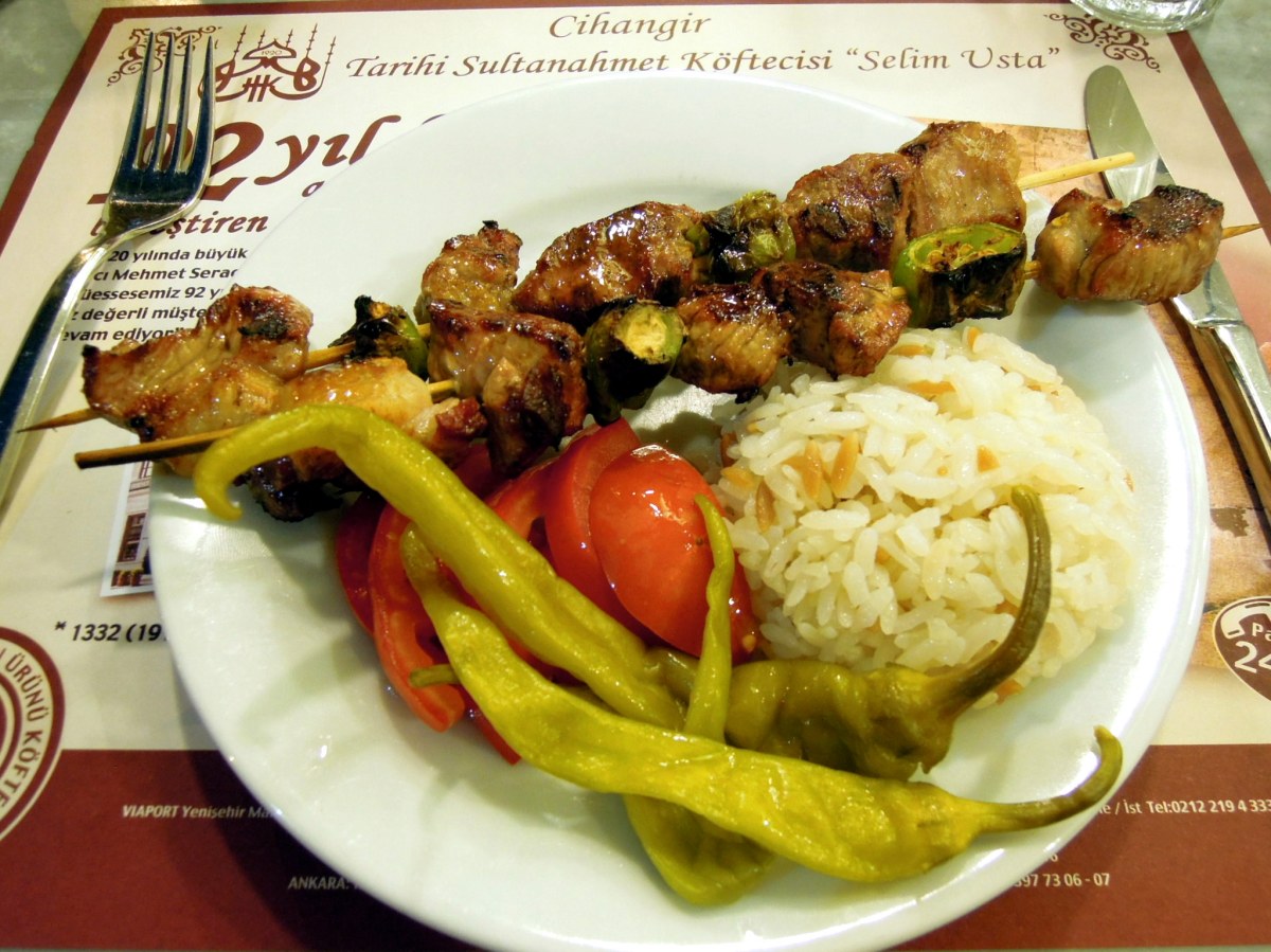 Kuzu (lamb) şiş with pilaf, tomato, and pickled peppers