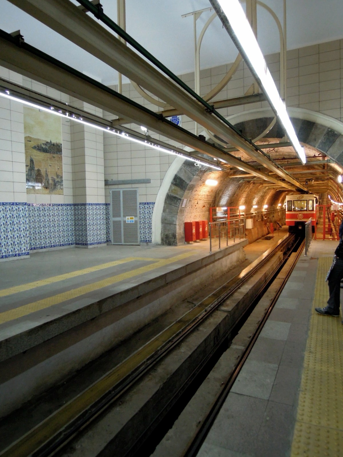 Tünel füniküler pulling into the station