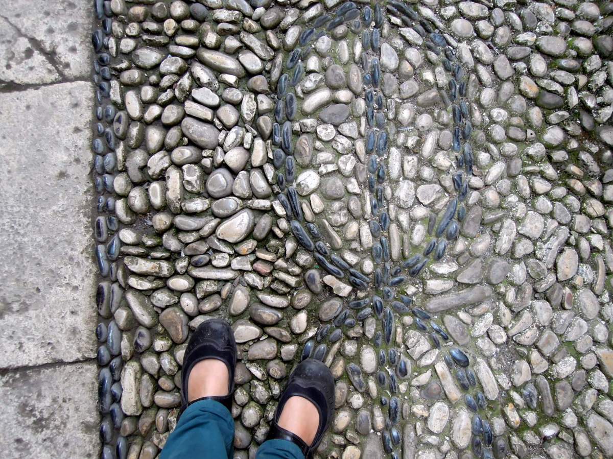 Chain pattern in the floor stones
