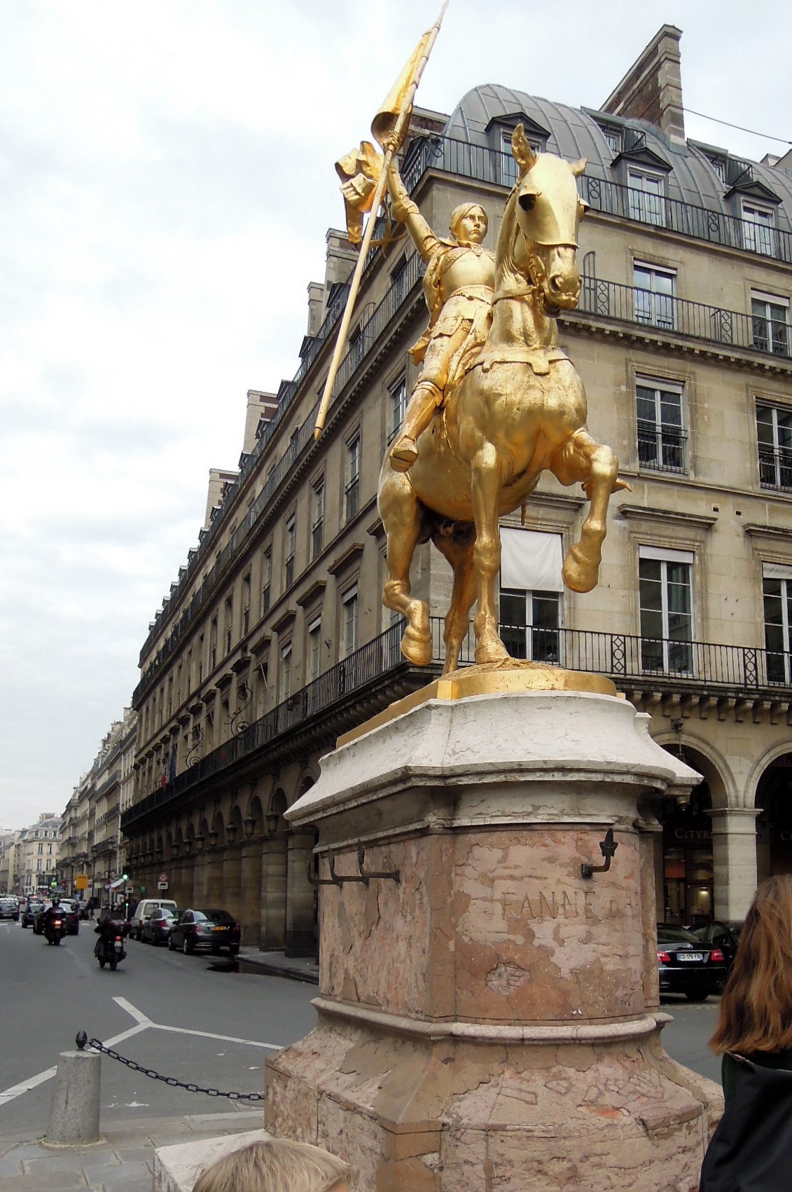 She was surrounded by tourists, who naturally kept wanting to pose with her. One woman kept saying, "Johnny D'Arc!" I wanted to correct her pronunciation. ;b Gilded statue of Jeanne d'Arc on the Rue St-Honoré