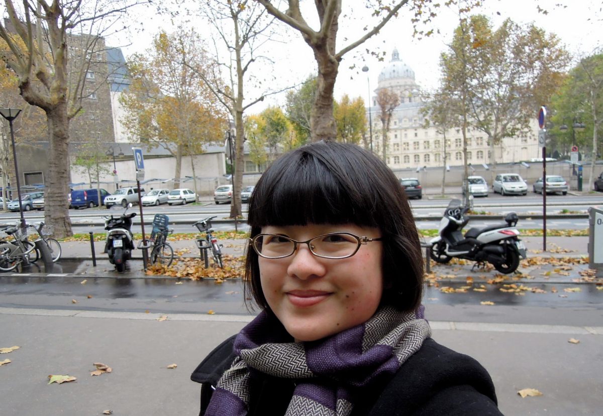 Lisa with Eglise Val-de-Grace in the background