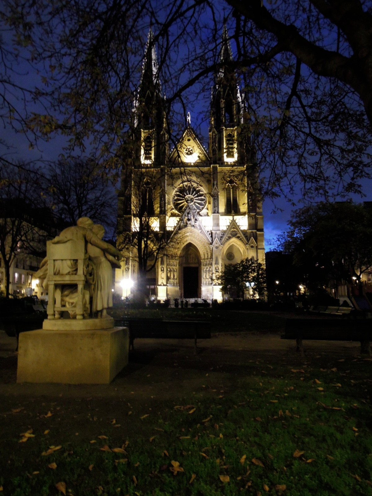 Sainte-Clotilde Basilica at night