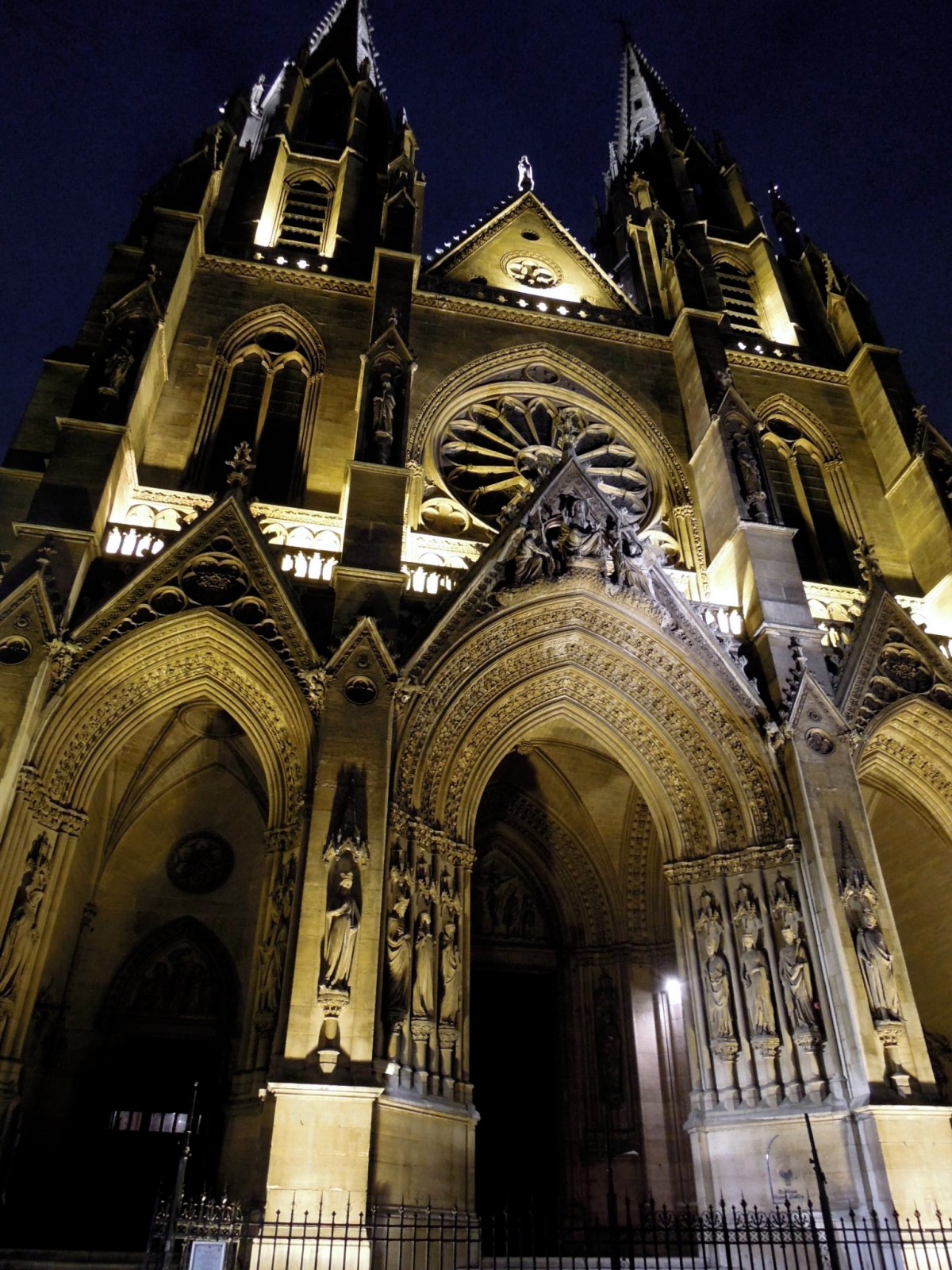 Sainte-Clotilde Basilica at night
