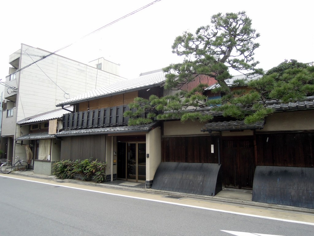 Lovely traditional building and tree on Ōmiyadōri