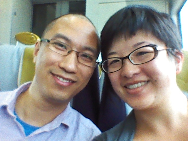 Lisa and Erik arrive, exhausted, at Heathrow