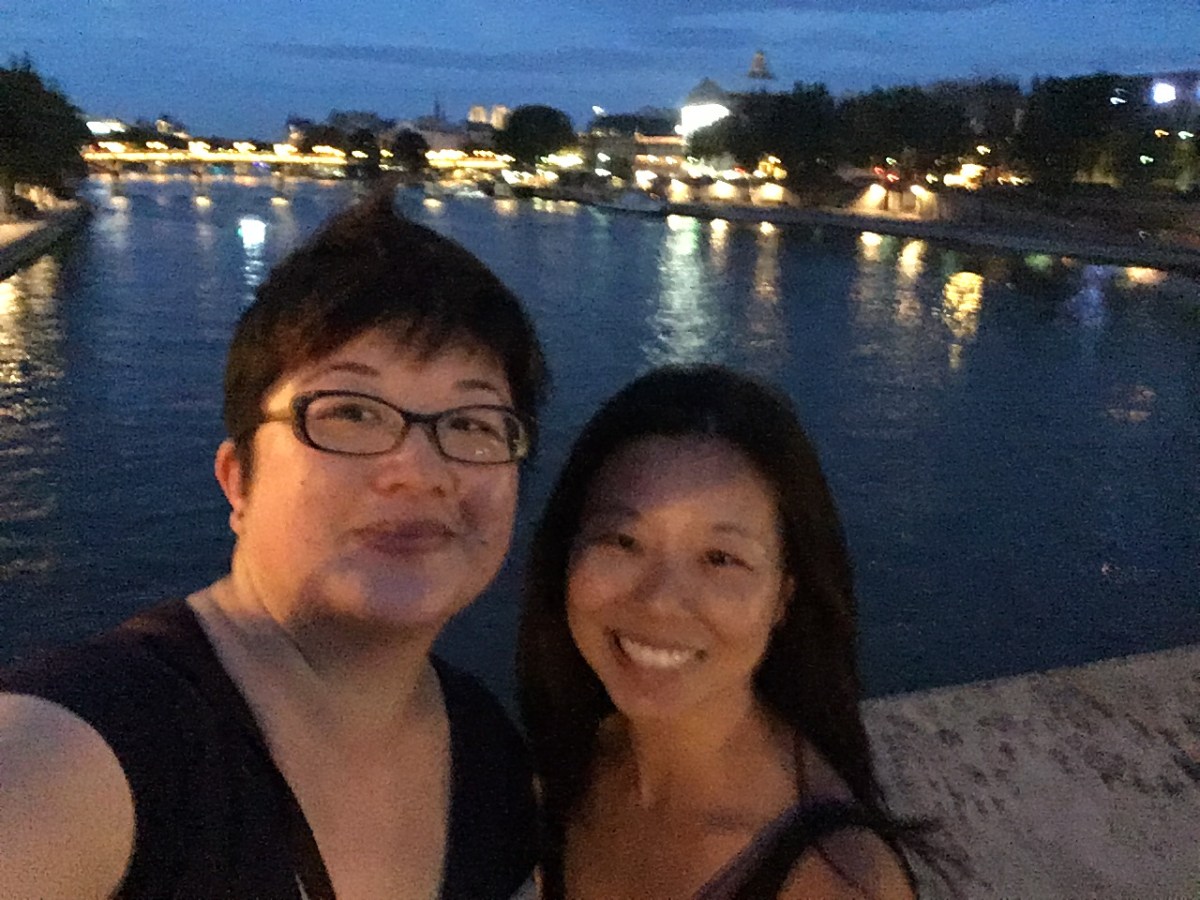 Friends on the Pont du Carrousel at night